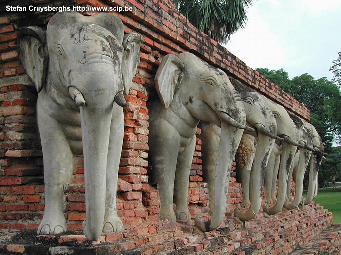 Sukhothai Kleine chedi met olifantenkoppen. Stefan Cruysberghs